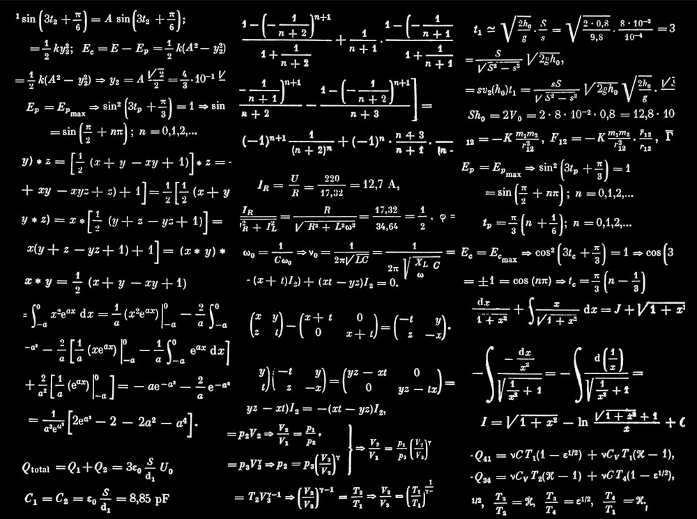 Ein Schwarz-Weiß-Foto einer Reihe von Berechnungen