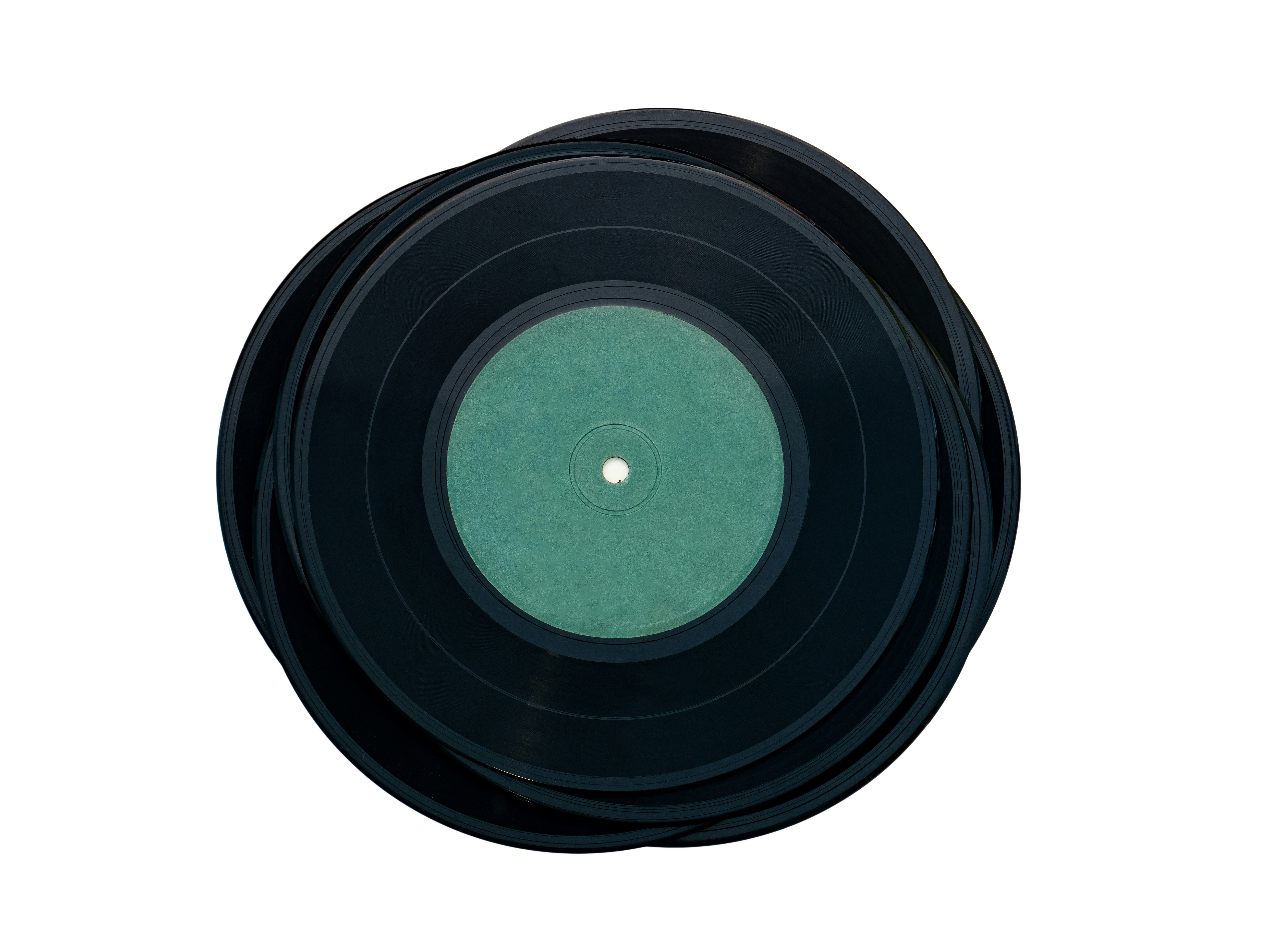 Een stapel zwarte vinylplaten met teal labels.
