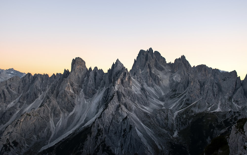 uma vista de uma montanha coberta de neve