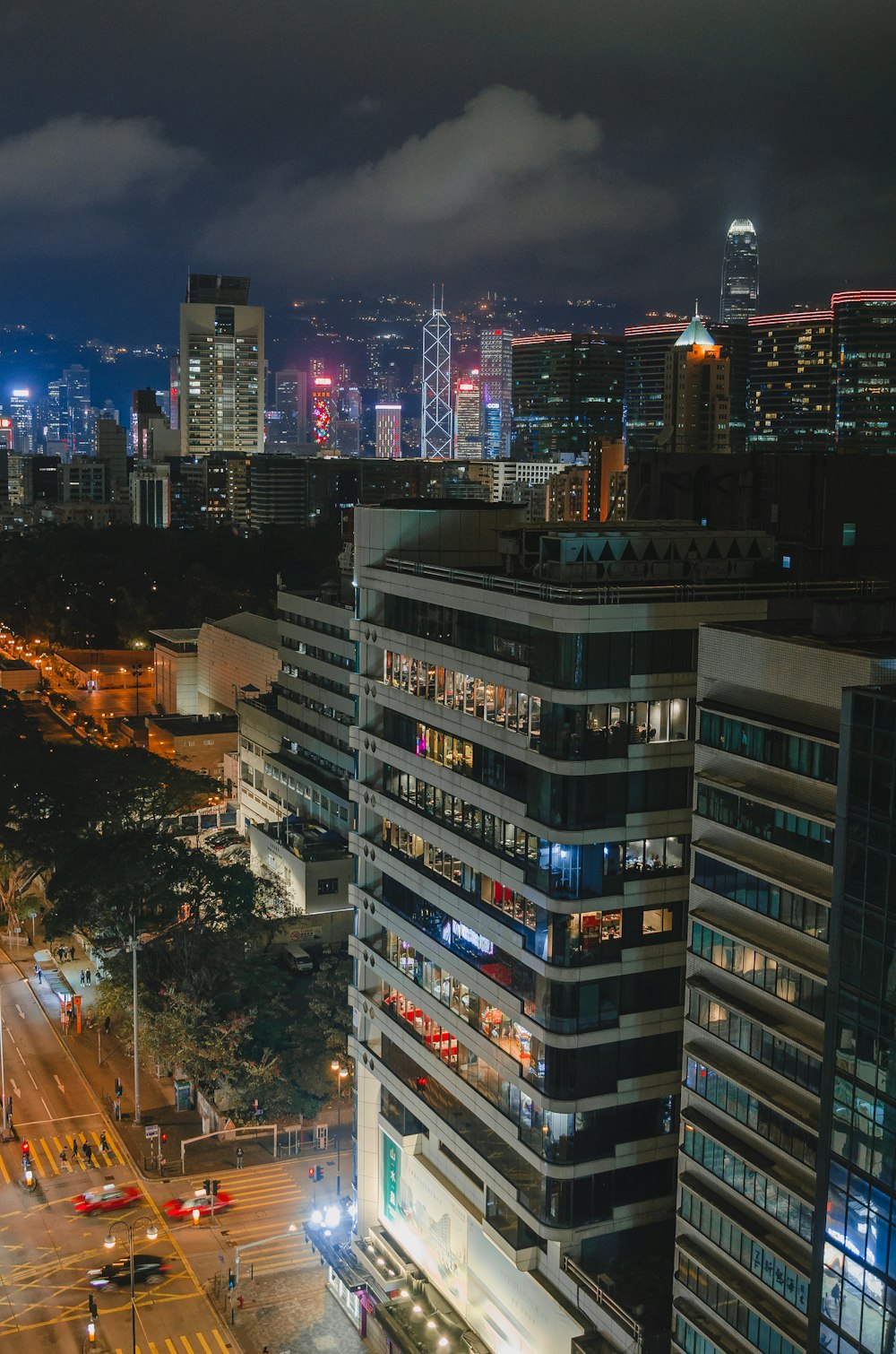 una vista di una città di notte dalla cima di un edificio