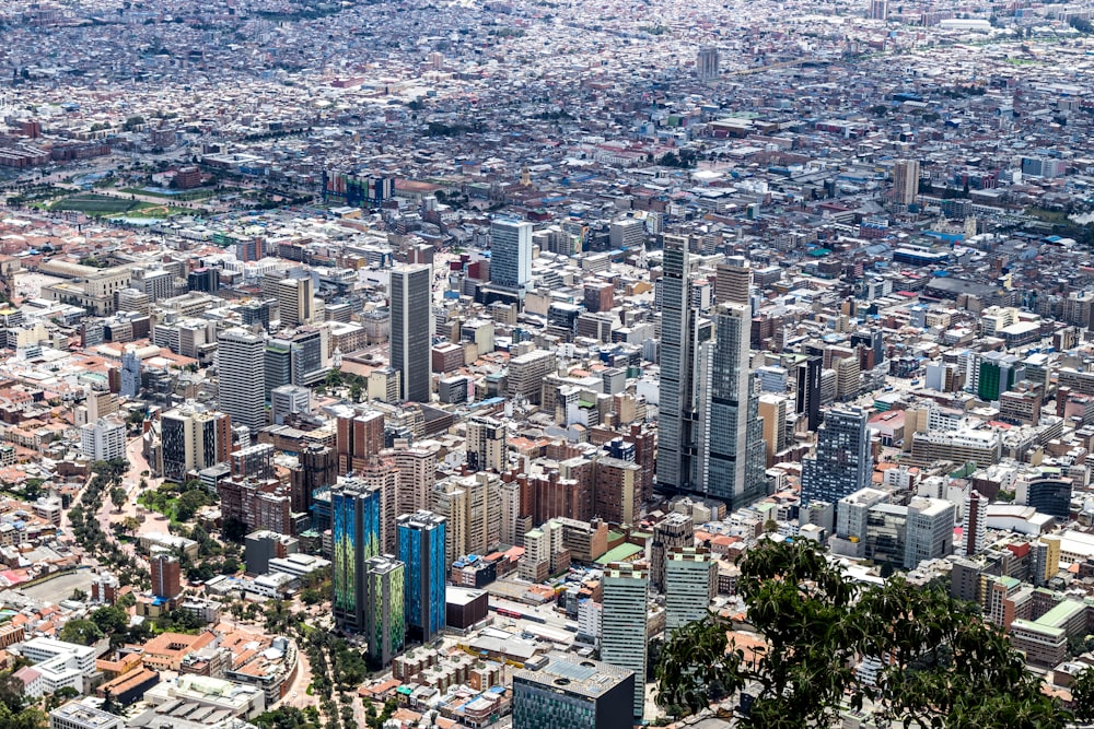 Blick auf eine Stadt von der Spitze eines Hügels