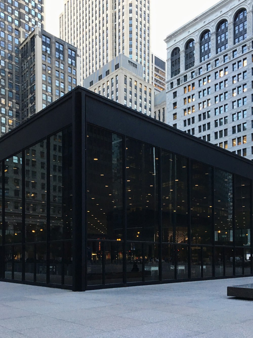 Un grand bâtiment de verre au milieu d’une ville