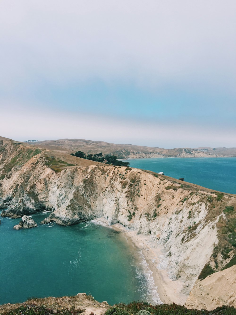 Un grande specchio d'acqua vicino a una spiaggia sabbiosa