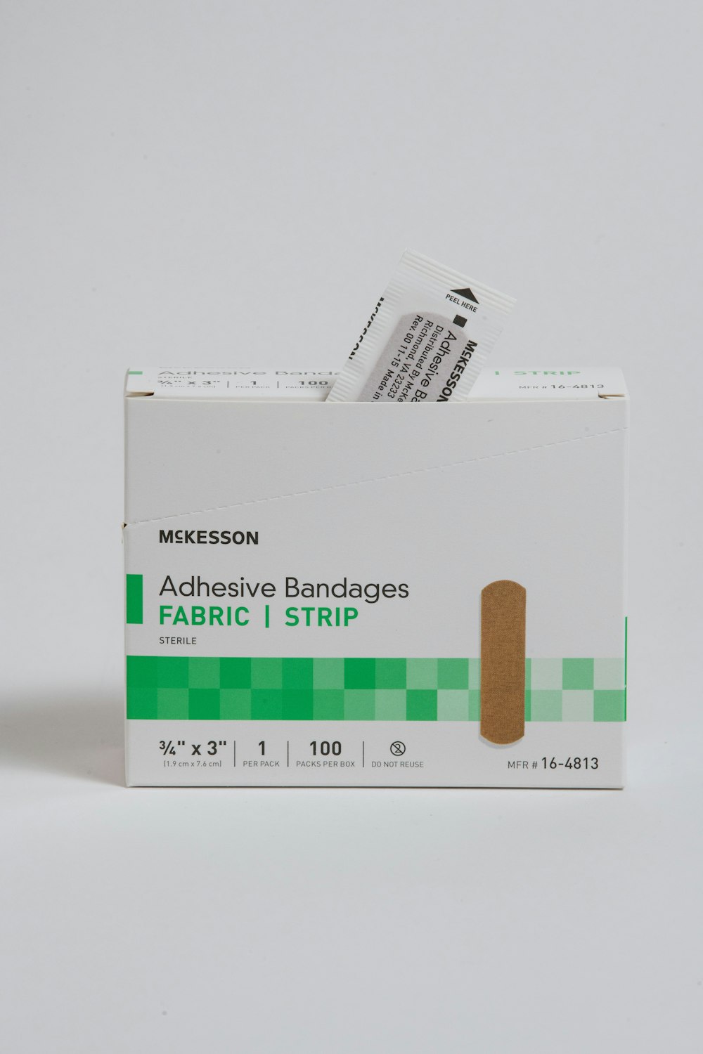 una caja de vendajes adhesivos sobre un fondo blanco