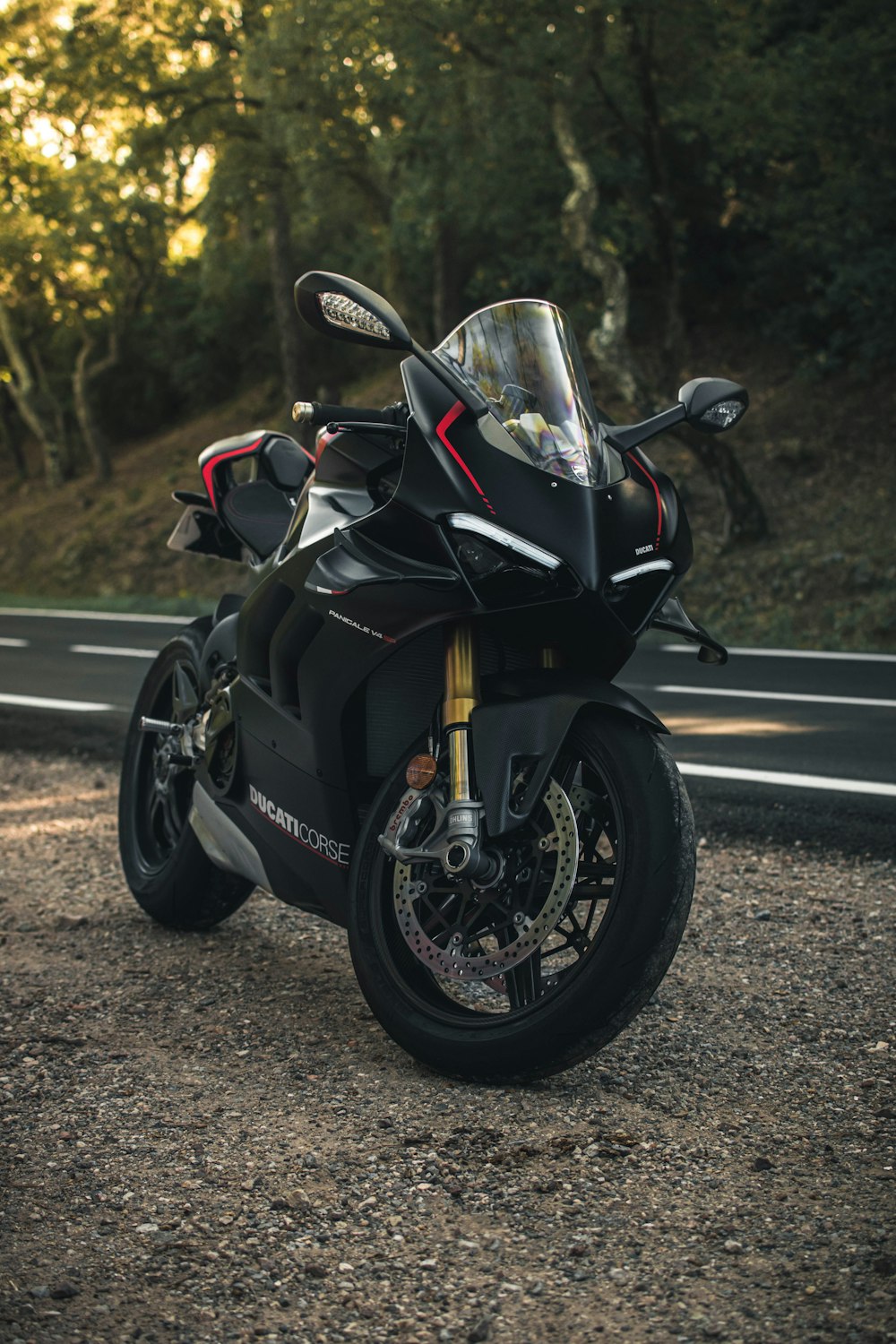 una motocicleta estacionada al costado de la carretera