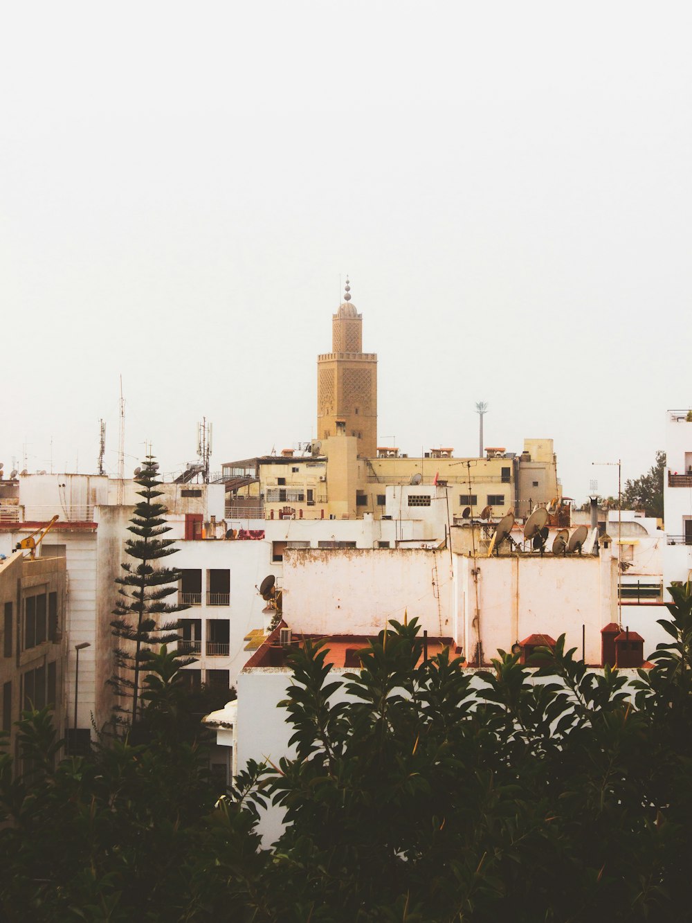 uma vista de uma cidade com edifícios altos e uma torre do relógio