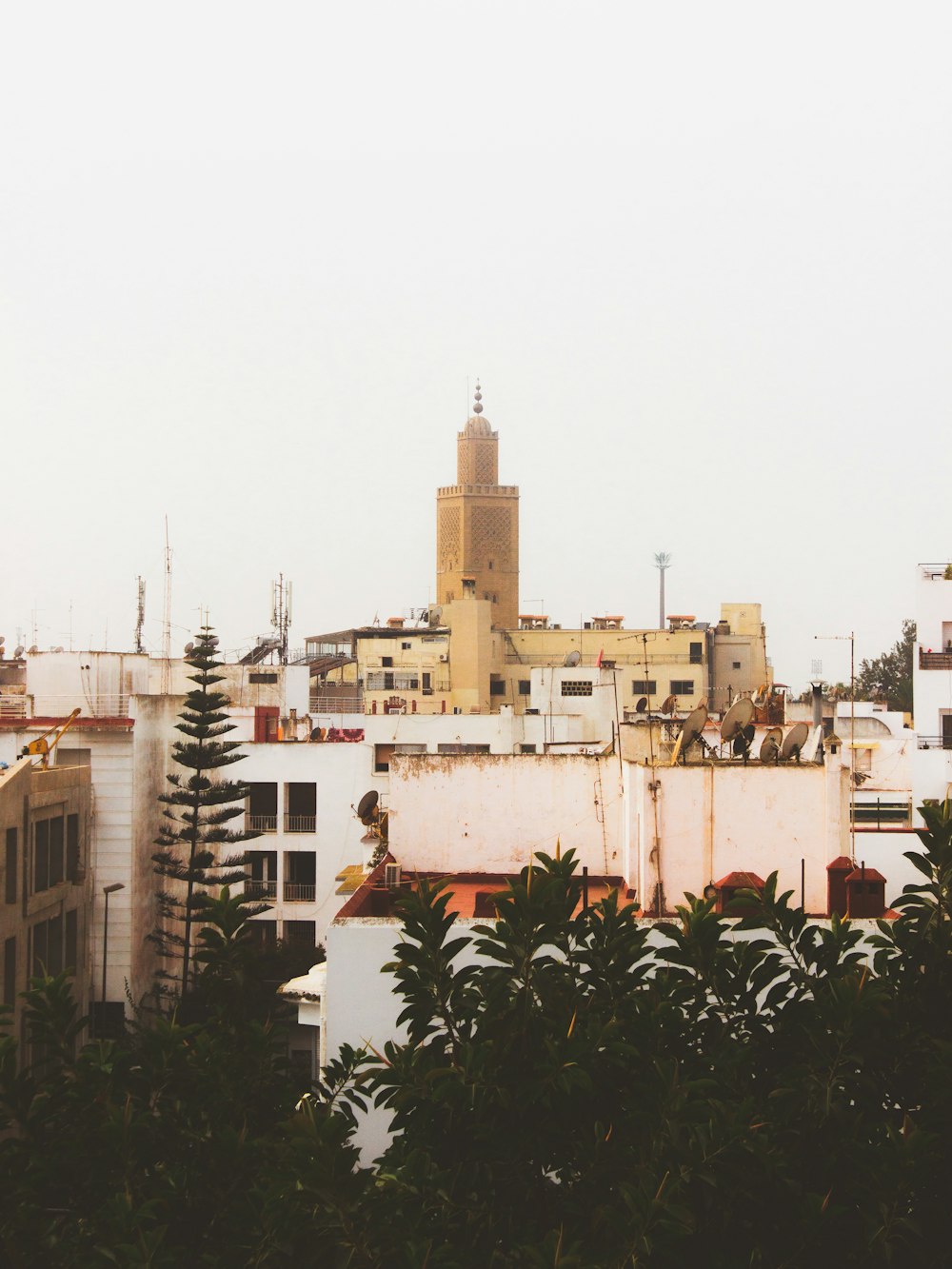 Una vista de una ciudad con edificios altos y una torre del reloj