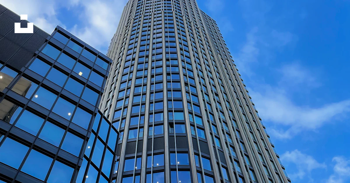 Foto zum Thema Ein sehr hohes Gebäude mit vielen Fenstern – Kostenloses ...