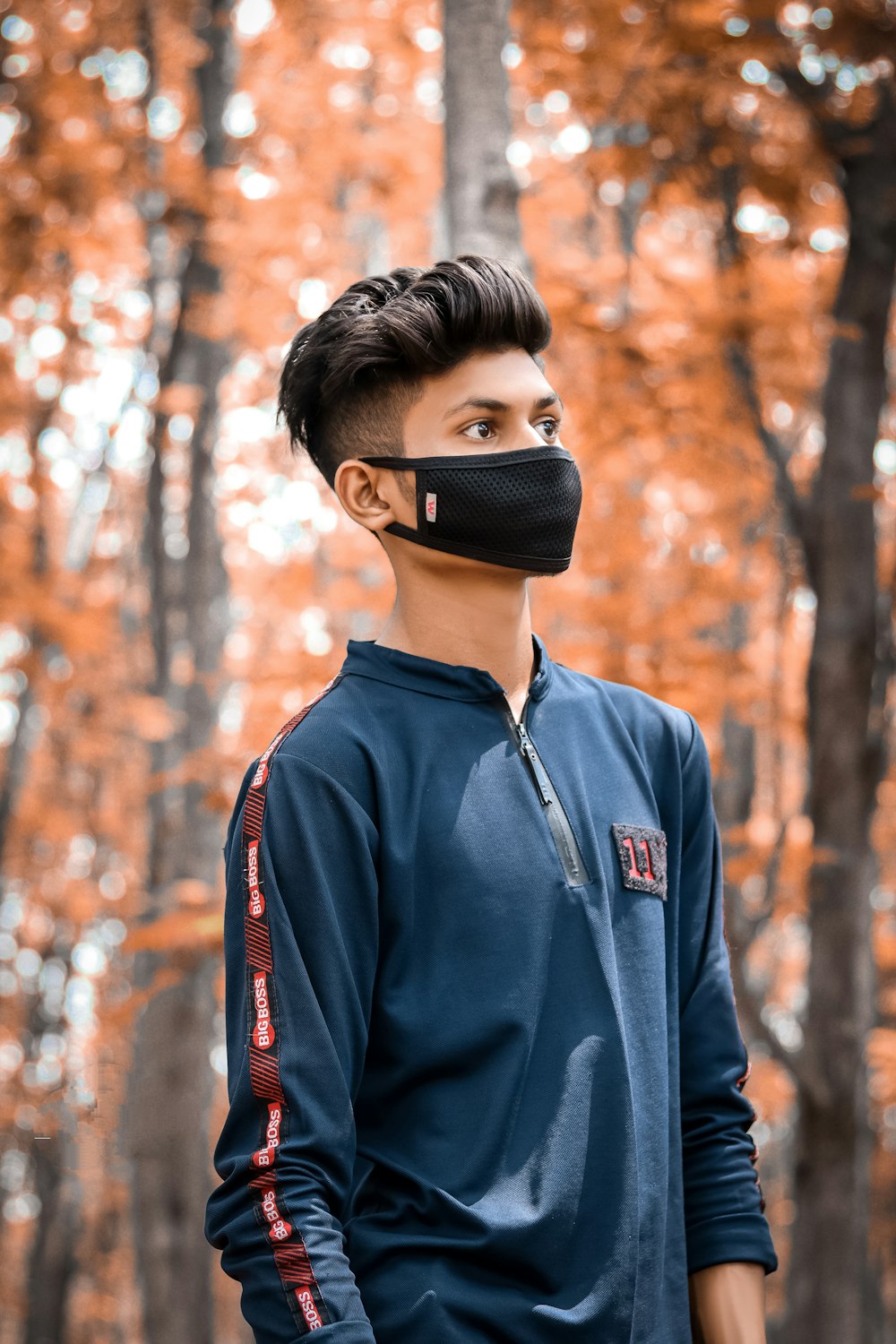 um homem usando uma máscara facial na floresta