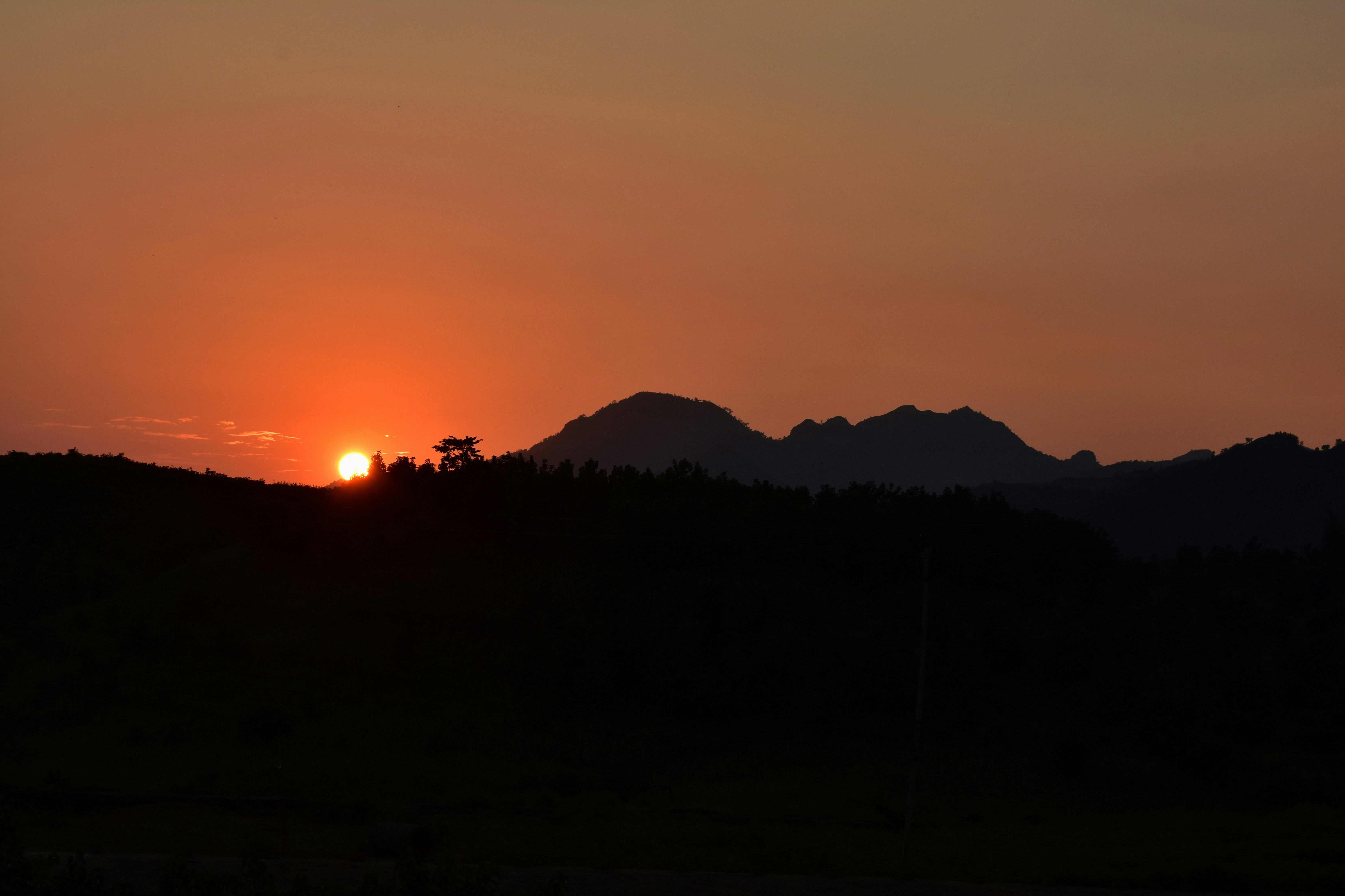 El sol se está poniendo sobre una cadena montañosa
