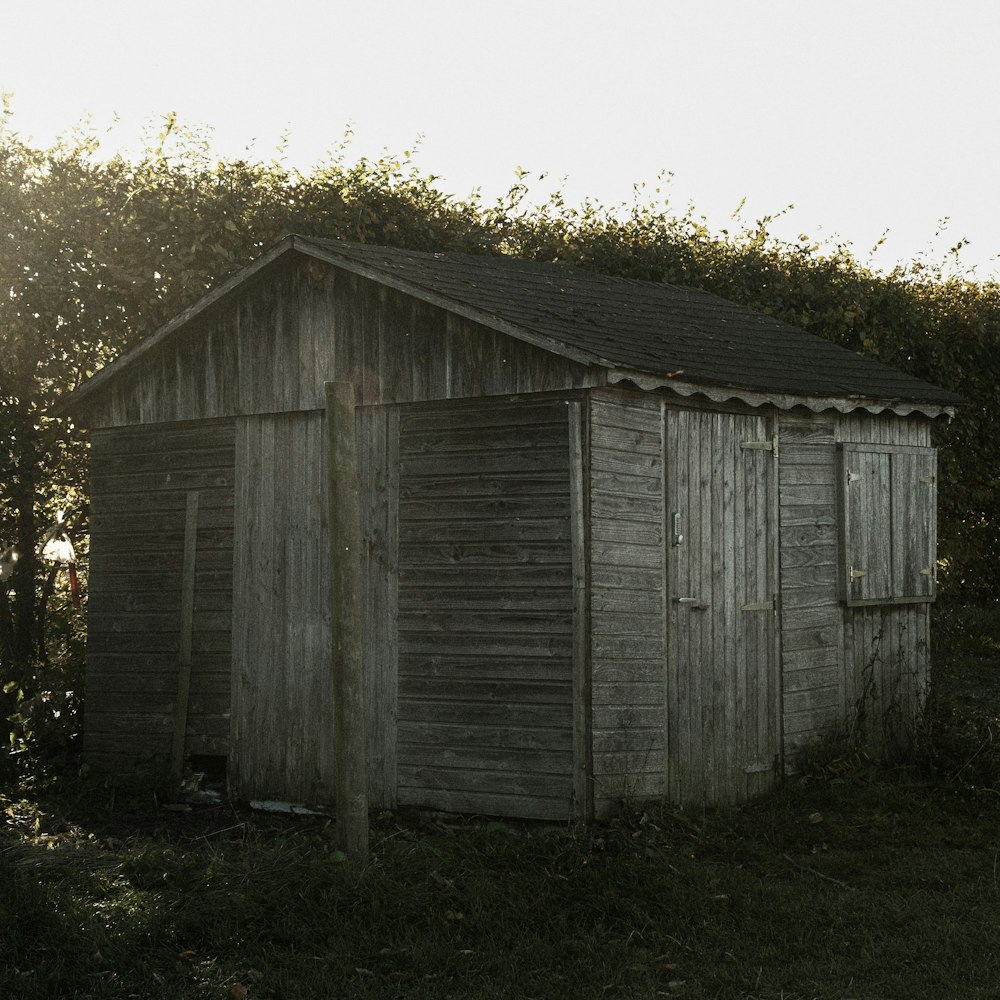 uma casa externa no meio de um campo gramado