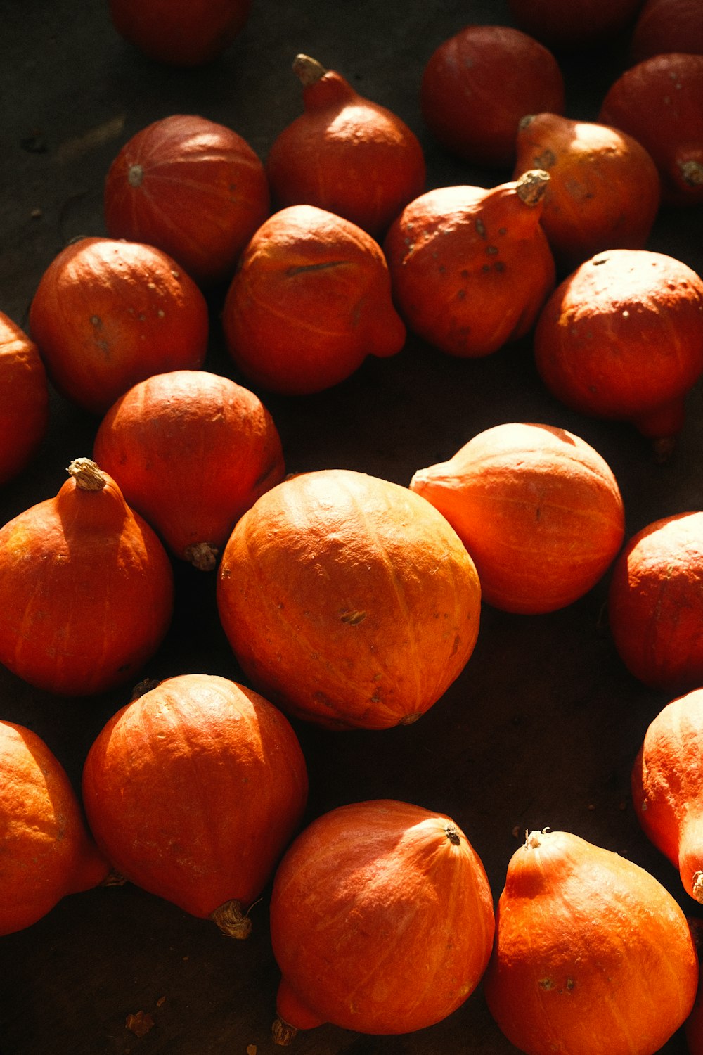 un tas d’oranges assis sur une table