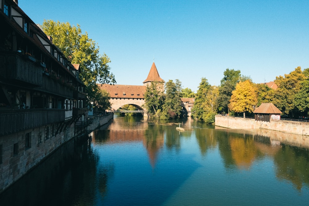 Uno specchio d'acqua con un ponte sullo sfondo