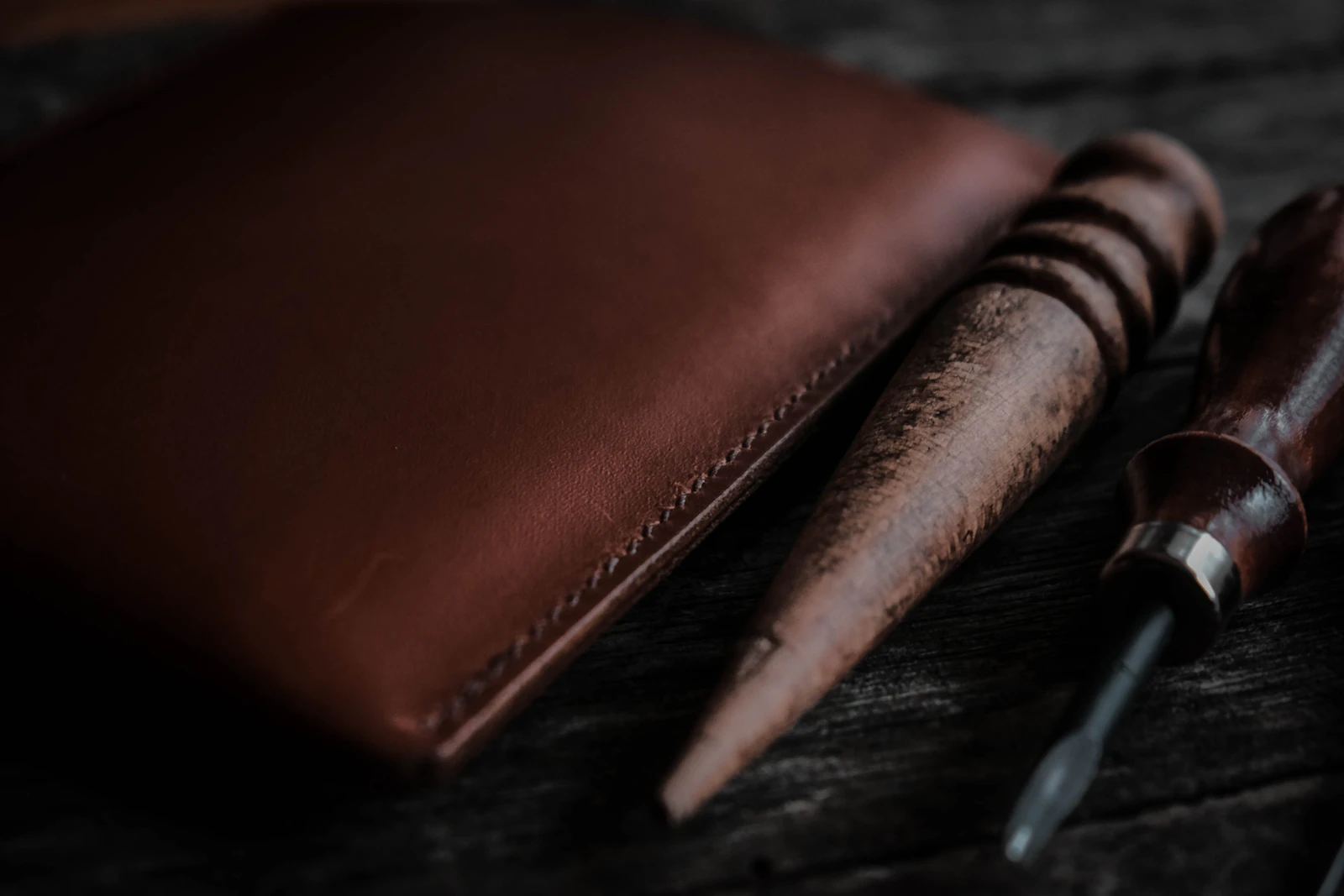 Porte-cartes en cuir et stylo sur une table