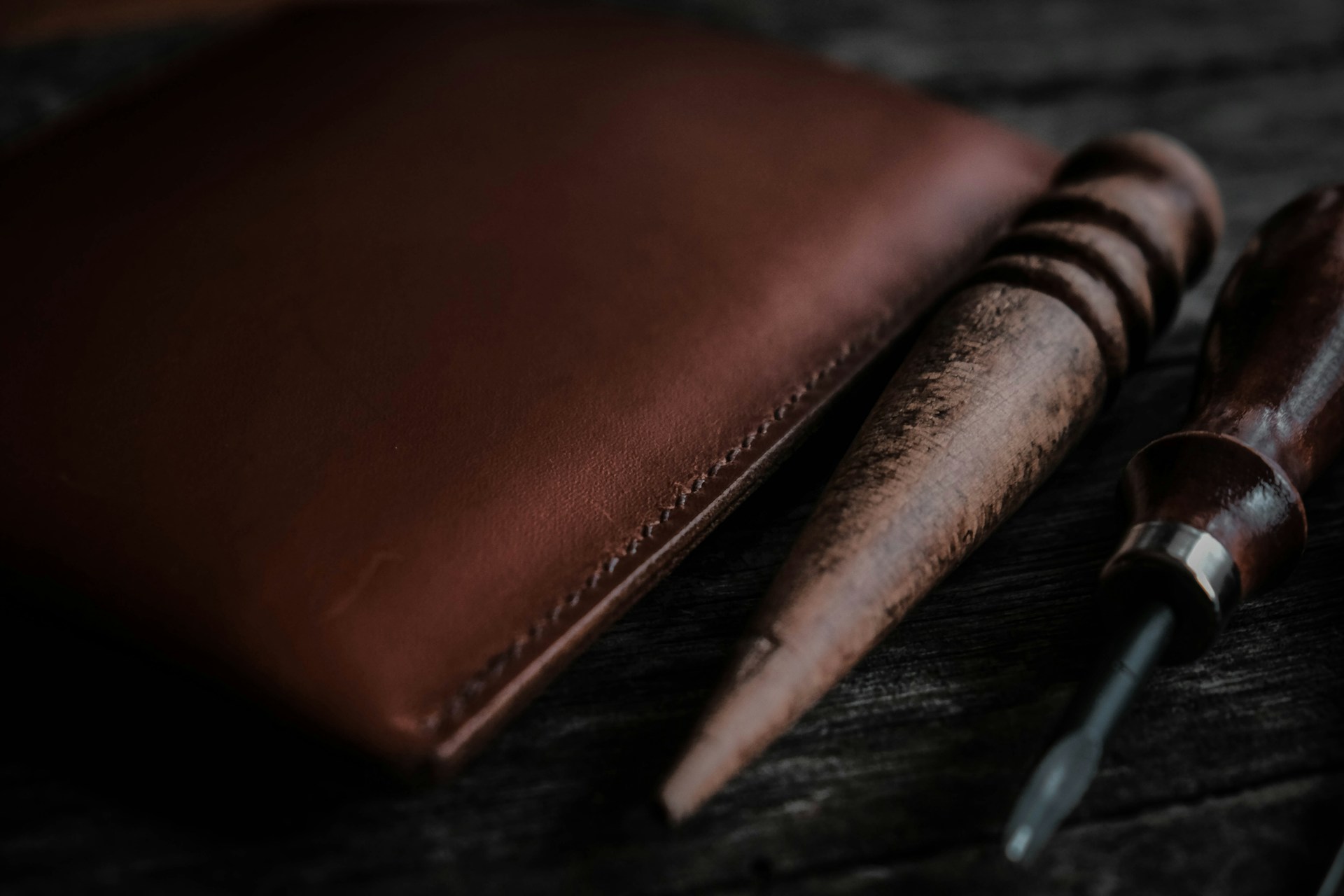 a pen and a wallet sitting on a table