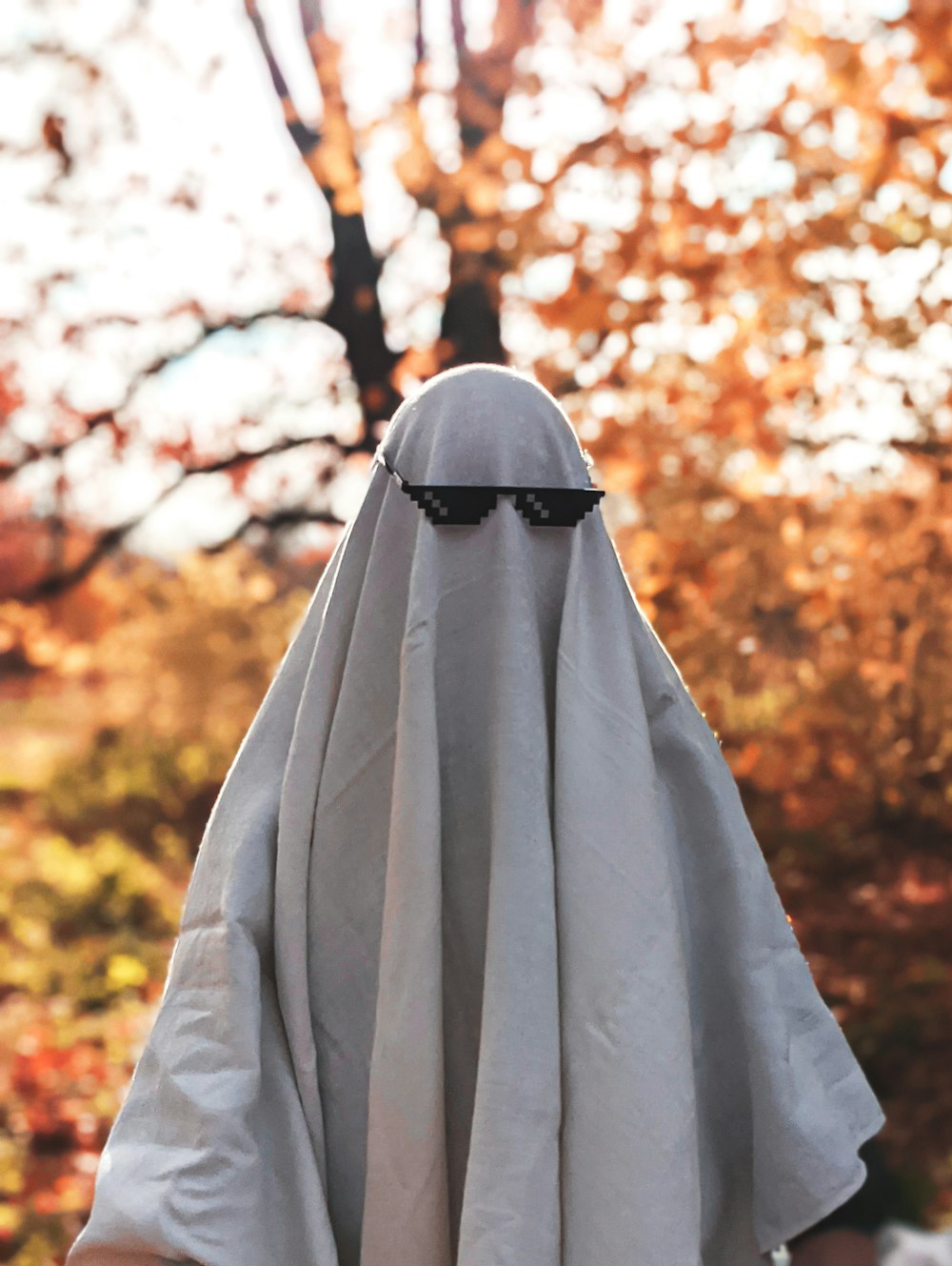 una persona con una capa blanca y gafas de sol