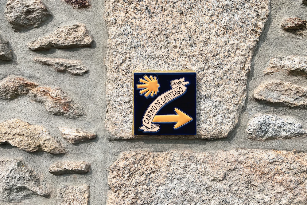 Concha del Camino de Santiago en un muro de piedra