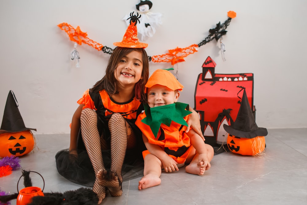 duas crianças vestidas com fantasias de halloween