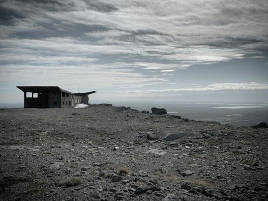 A hut on the bare plateau under a grey sky — Kirovsk, Russia