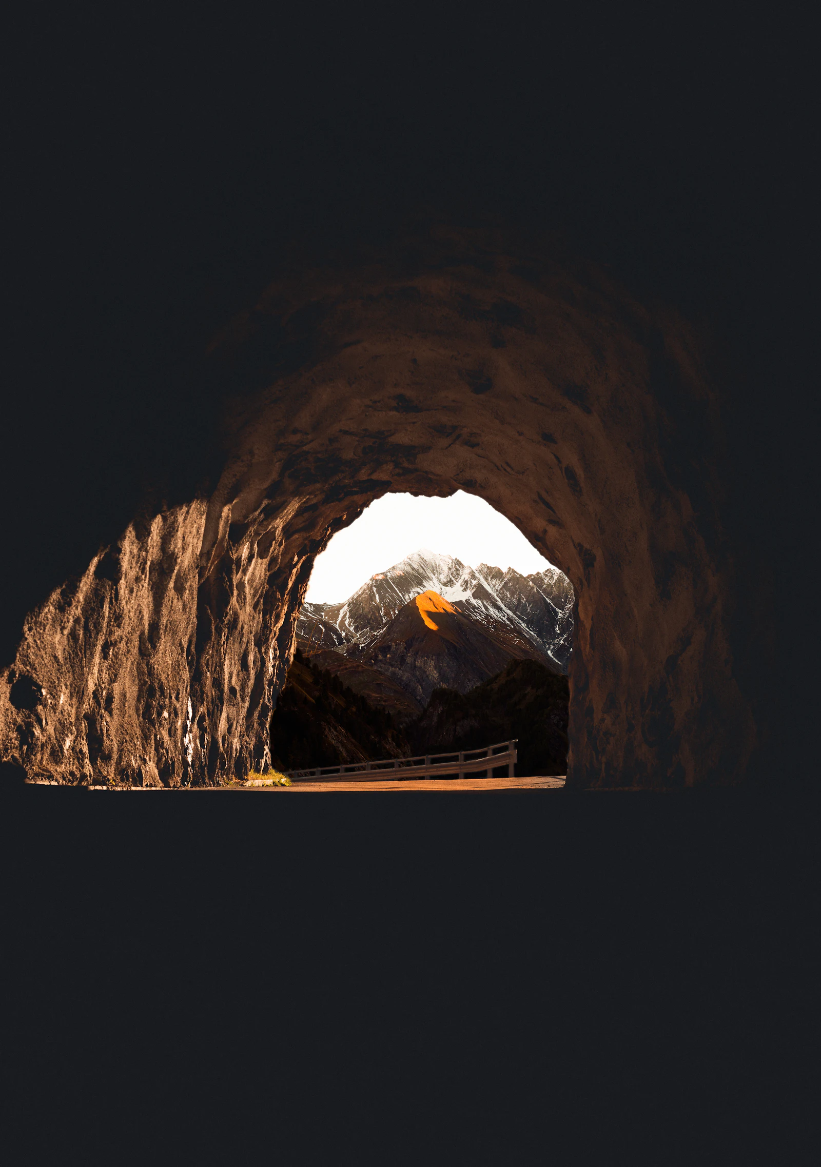 Entrée d'un tunnel routier en montagne (image d'illustration)