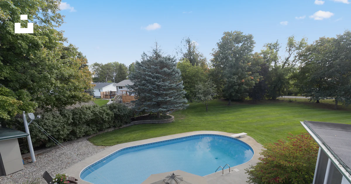 An aerial view of a backyard with a swimming pool photo – Free Pool ...