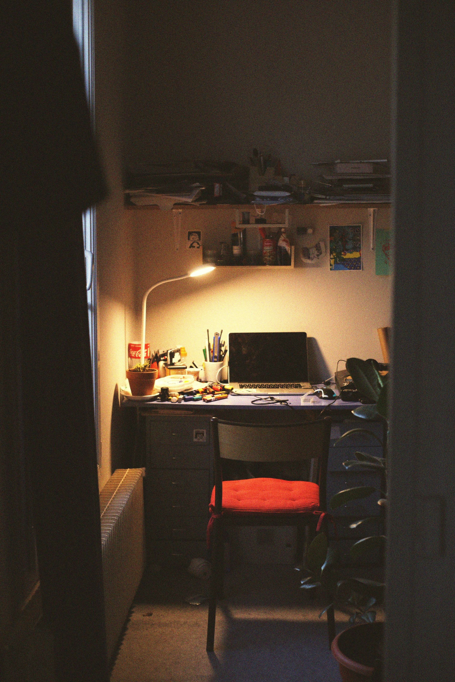 gray computer monitor