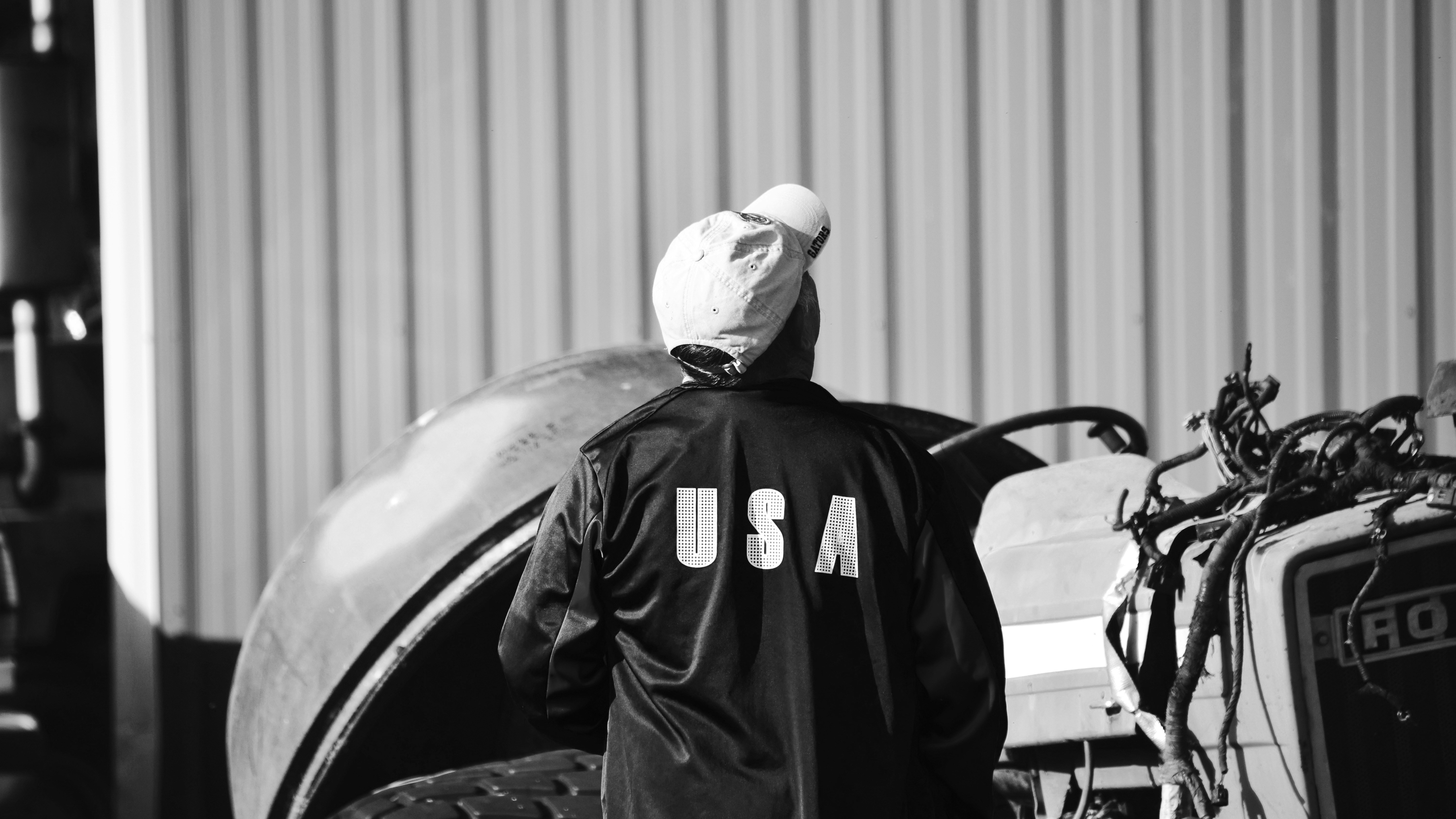 ABD'de çevre mühendisliği kariyerini, J-1 vizesi fırsatlarını ve çalışma ortamını simgeleyen, saha çalışması yapan kasklı bir mühendis görseli.