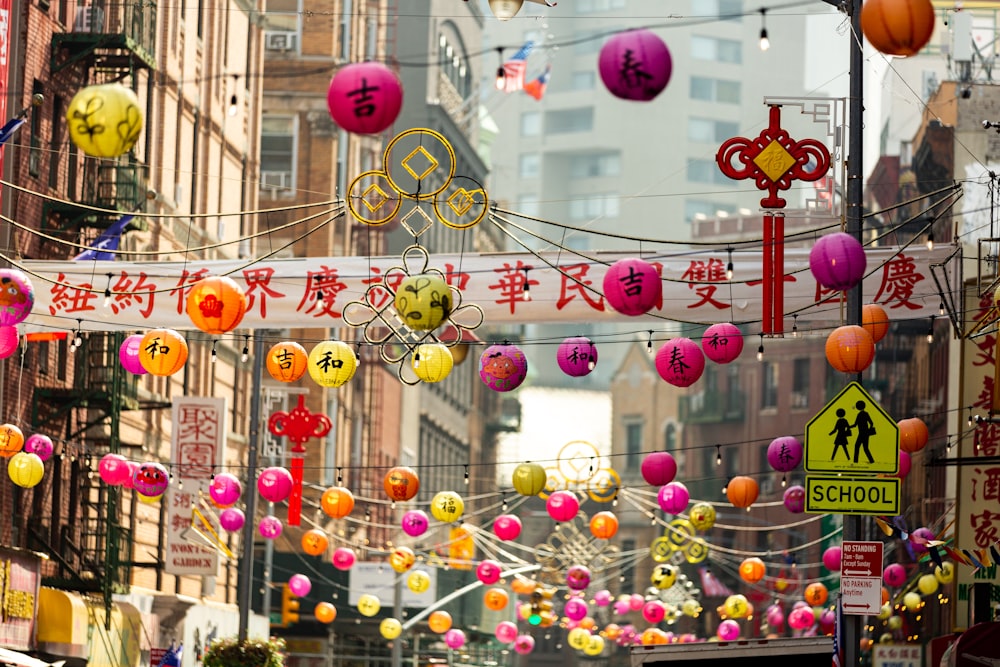 Una calle de la ciudad llena de muchas decoraciones coloridas