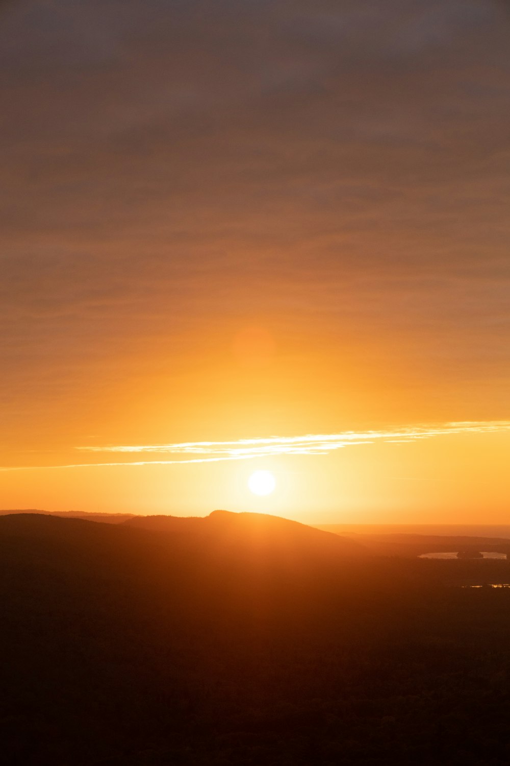 Die Sonne geht über dem Horizont eines Feldes unter