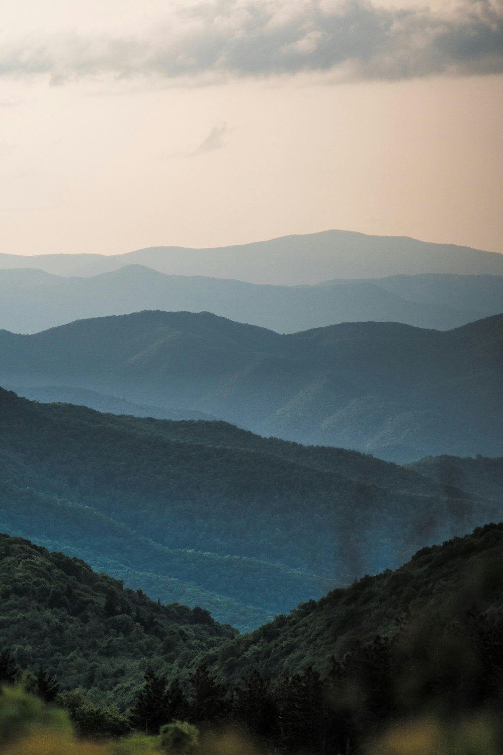 Blick auf eine Bergkette aus der Ferne