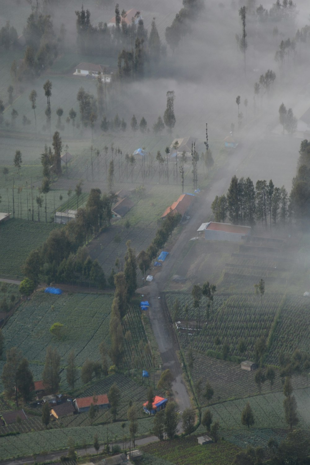 Una vista aérea de una zona rural en la niebla