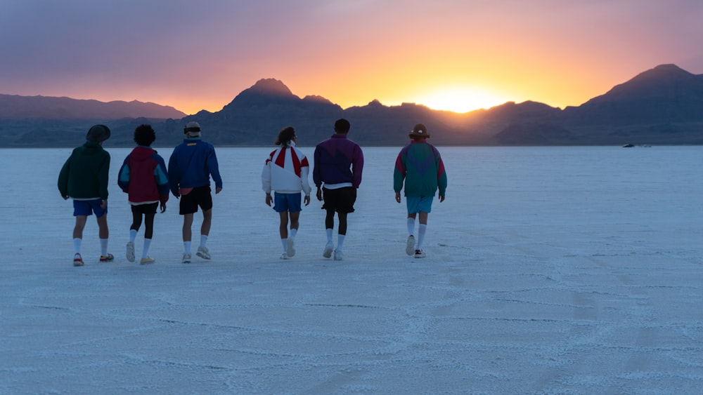 um grupo de pessoas de pé no meio de um deserto