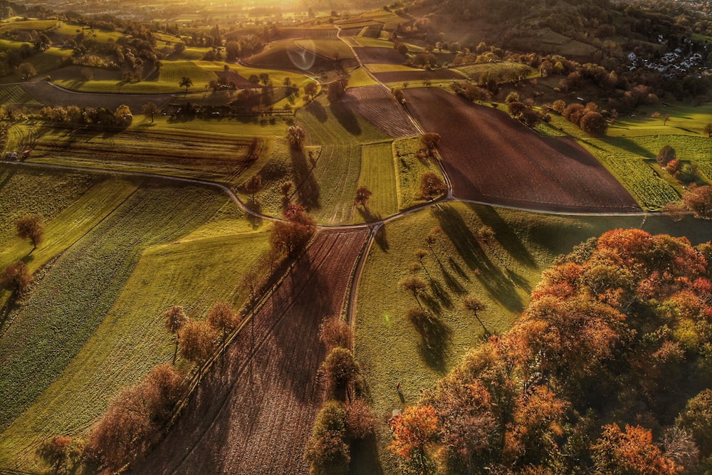 una veduta aerea di una campagna rurale al tramonto