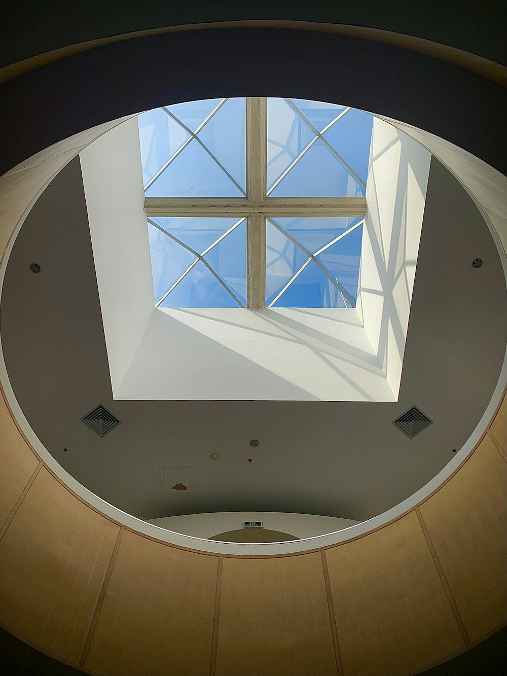 Blick auf ein rundes Fenster in einem Gebäude