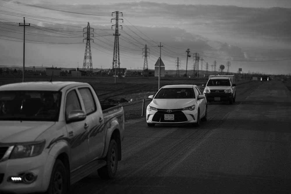 uma foto em preto e branco de carros em uma rodovia