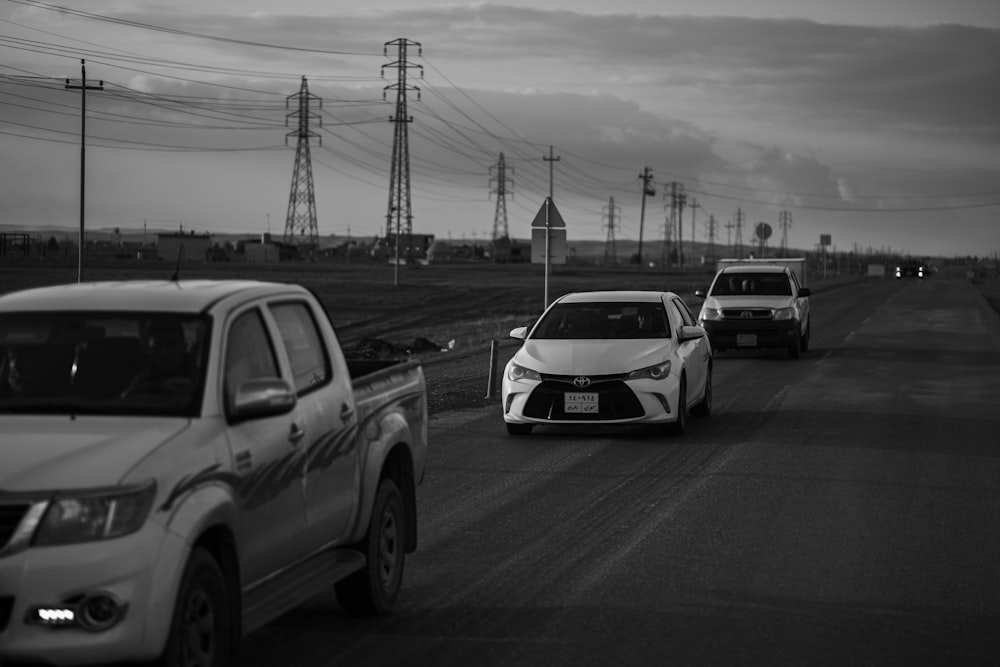 Una foto en blanco y negro de coches en una carretera