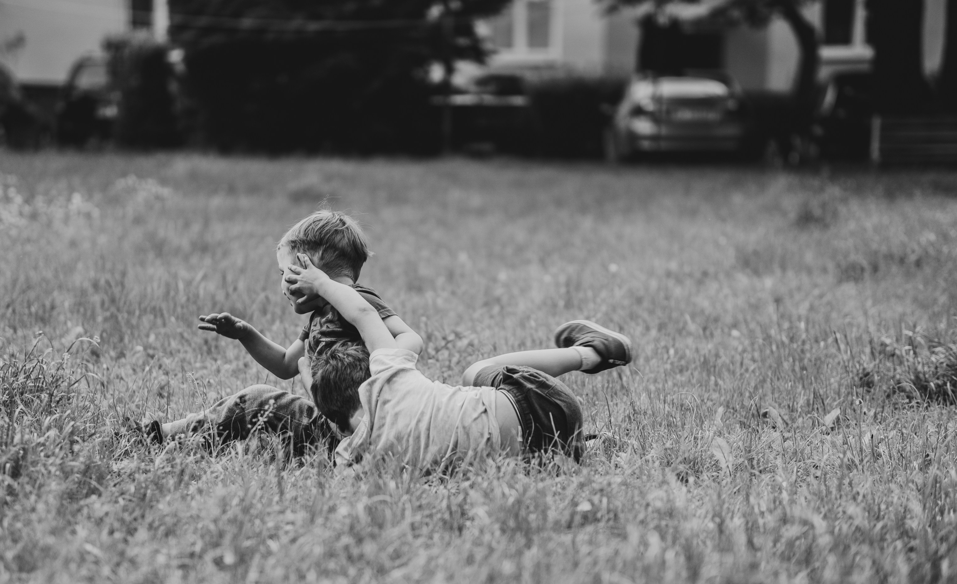 seorang anak laki-laki dan seorang perempuan bermain di ladang