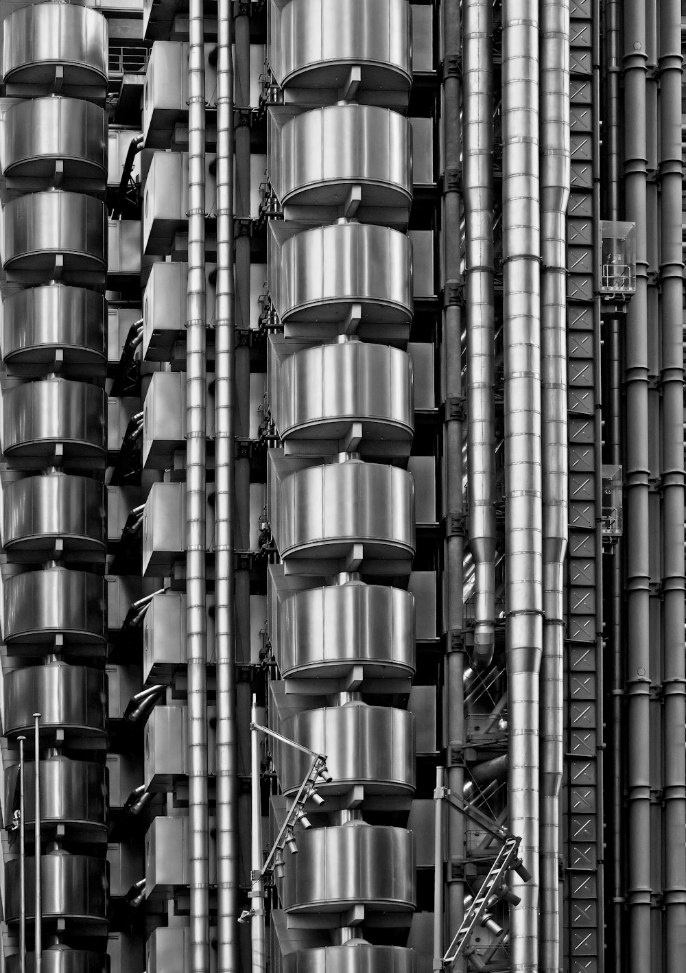 a black and white photo of a bunch of pipes