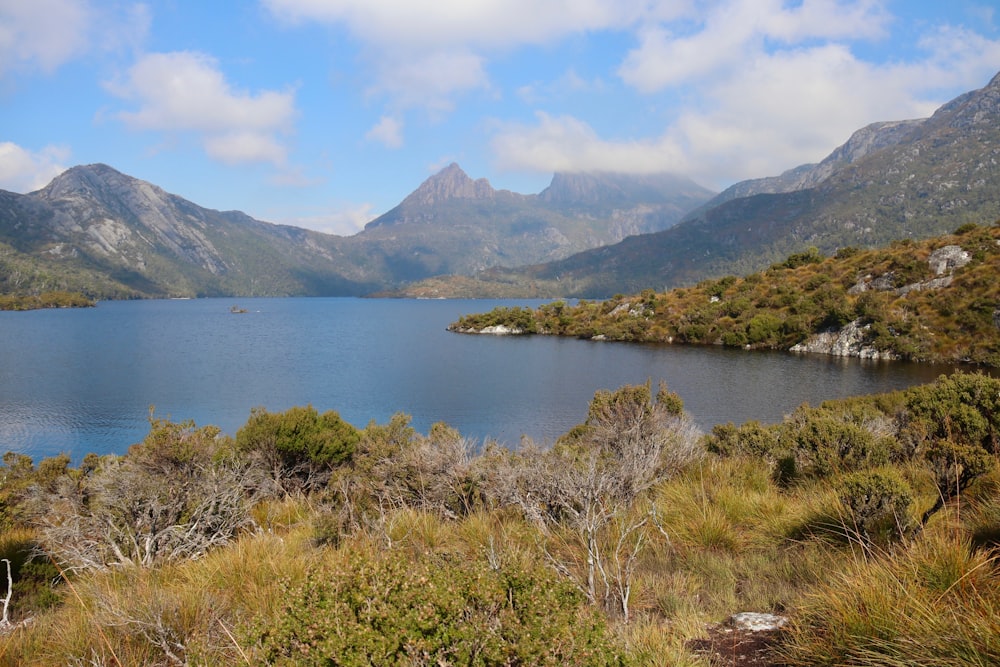 una gran masa de agua rodeada de montañas