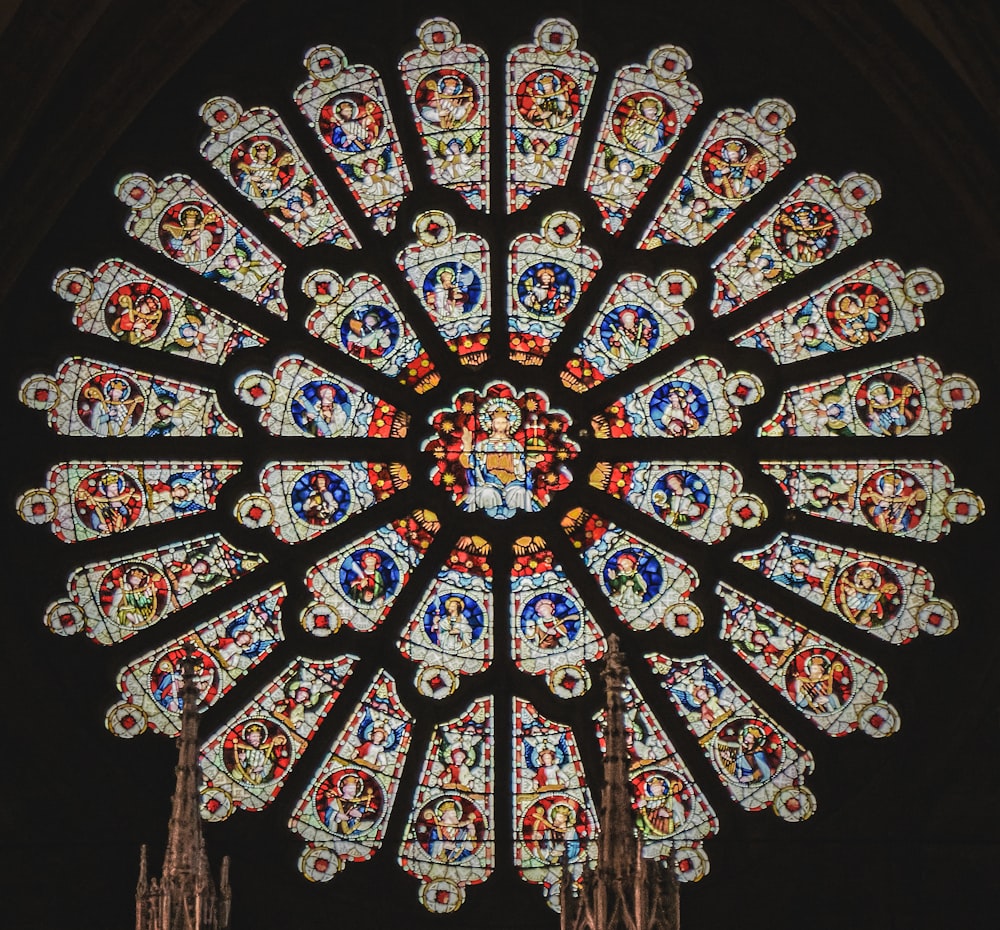 Ein großes Buntglasfenster in einer Kathedrale