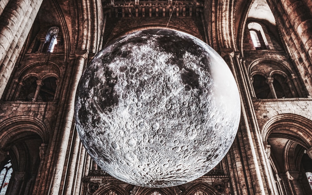 Ein riesiger Mond steht mitten in einer Kathedrale