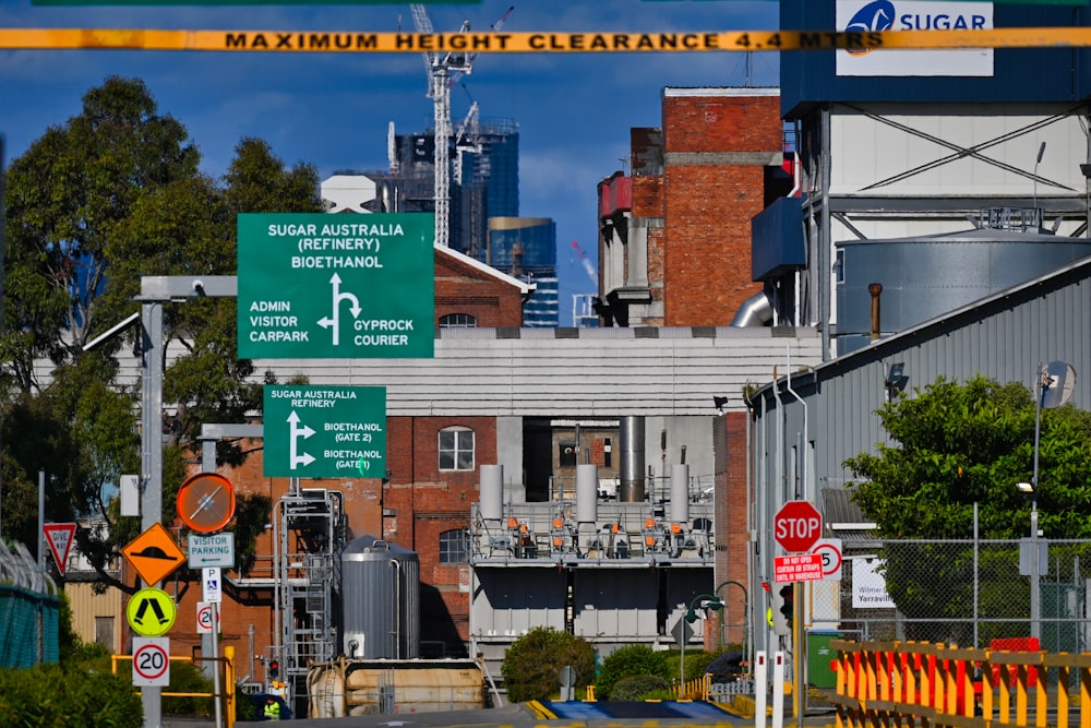 Una calle de la ciudad llena de mucho tráfico junto a edificios altos