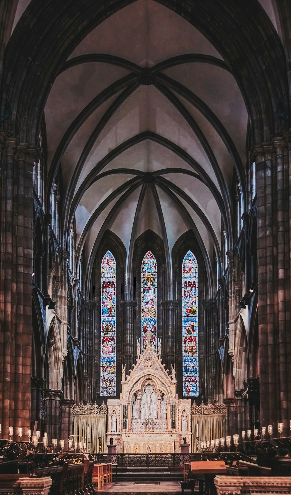 Una grande cattedrale con vetrate e banchi