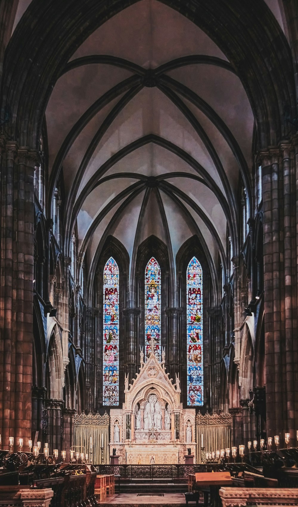 eine große Kathedrale mit Buntglasfenstern und Bänken