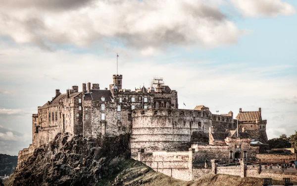 Castillo de Edimburgo desde la ciudad vieja