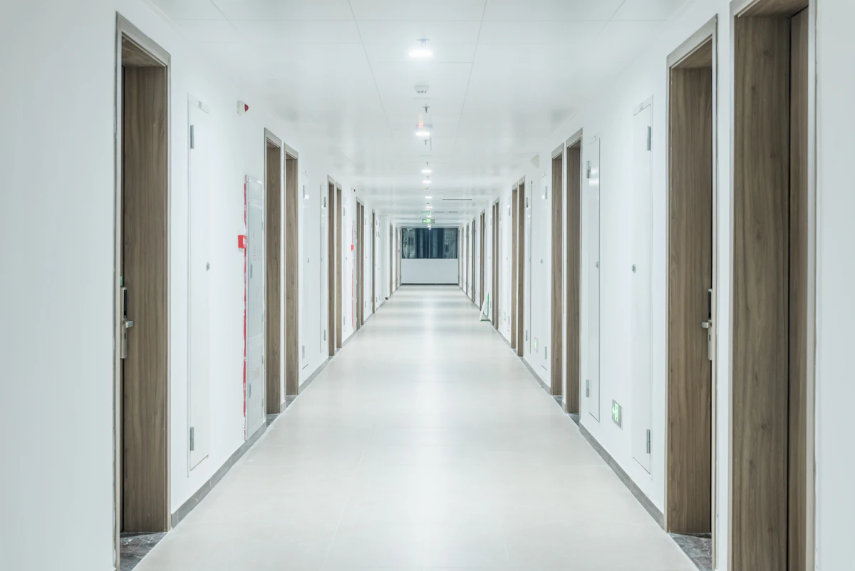 Lorong panjang dengan pintu-pintu