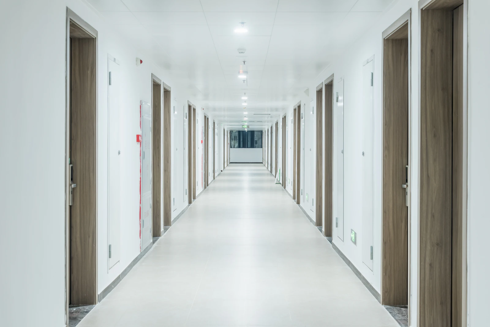 Couloir d'étage d'un hôtel desservant les chambres