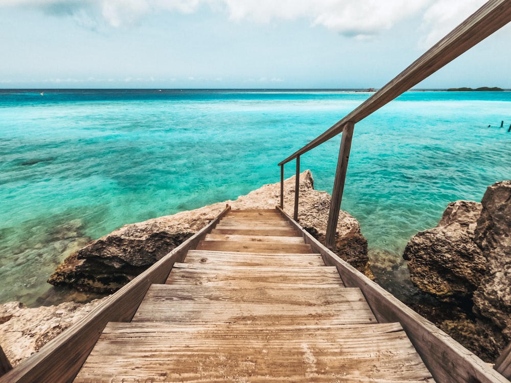 Una passerella di legno che porta all'oceano