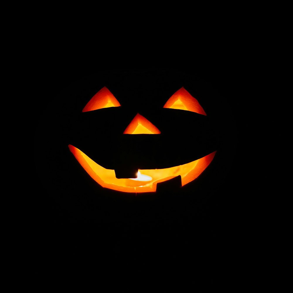 Un Jack o Lantern illuminato al buio