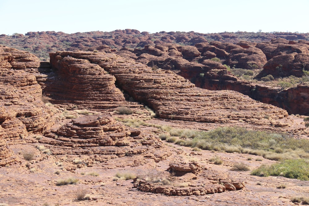 사막 한가운데에 있는 바위 무리